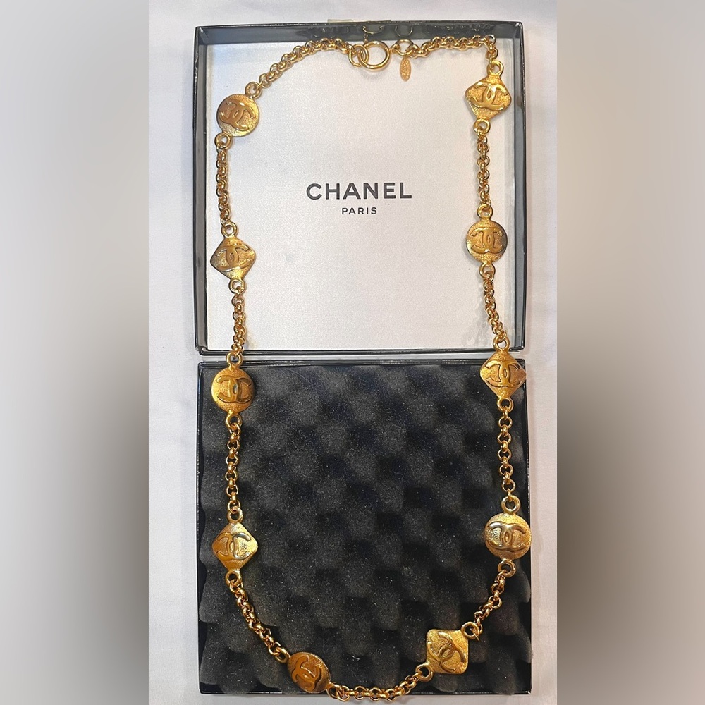 CHANEL Vintage Gold CC Logo Medallion Necklace - Picture 2 of 6